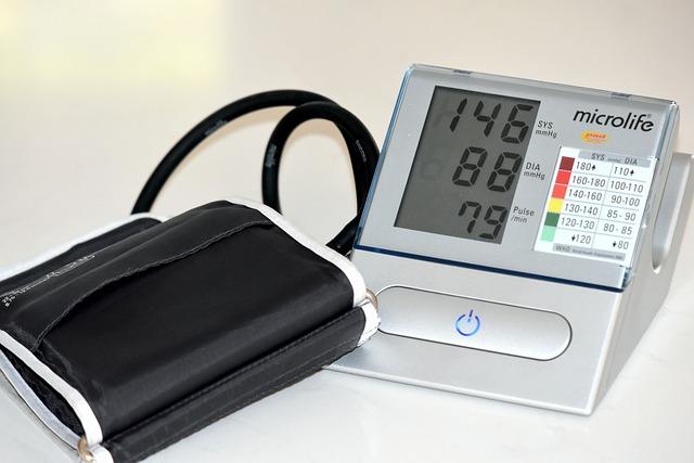 Hodnoty⁢ krevního⁢ tlaku⁢ při infarktu: Co ⁣ovlivňuje jeho vzestup a pokles?